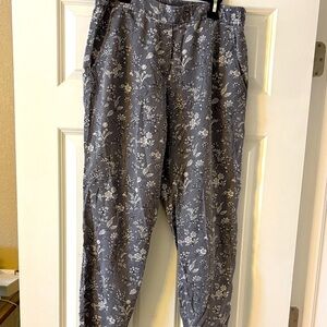 GAP Gray Floral‎ Pants, Size Medium